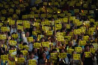 小林歌穂の合図で一斉に掲げられたメッセージ。