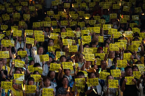 小林歌穂の合図で一斉に掲げられたメッセージ。