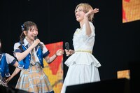 桜井えま（左）と小林歌穂（右）。