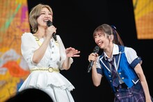 小林歌穂（左）と真山りか（右）。