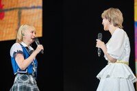 涙ぐむ師匠の安本彩花（左）。