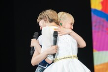 最後に抱き合う安本彩花と小林歌穂の師弟コンビ。