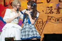 肩を組むカホリコ。