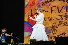 手を振って別れる中山莉子（左）。