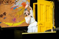 ステージを去る小林歌穂。