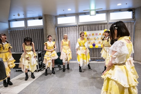 開演直前、9人で最後の円陣を組む私立恵比寿中学。