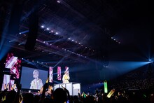 トロッコでアリーナを回る小林歌穂。