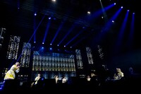 ダンスバトルを繰り広げる小林歌穂（左端）と風見和香（右端）。