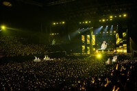 黄色く染まった幕張イベントホール。