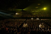 黄色く染まった場内を移動するトロッコ。