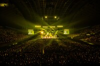 黄色く染まった幕張イベントホール。