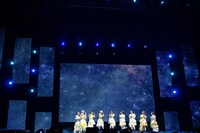 星空をバックに「星の数え方」を歌う私立恵比寿中学。