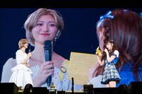 小林歌穂（左）に宛てた手紙を読む中山莉子（右）。