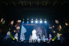 メンバー8人からのエールを受ける小林歌穂。