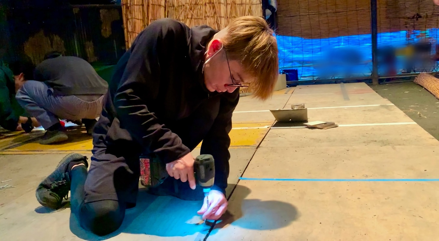 座敷席を設営する安田章大。©日本テレビ