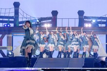 映画「≠ME THE MOVIE -約束の歌-」より、「まほろばアスタリスク」のパフォーマンスシーン。