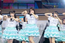 映画「≠ME THE MOVIE -約束の歌-」より、初のオリジナル曲「≠ME」で“≠MEポーズ”を決めるシーン。