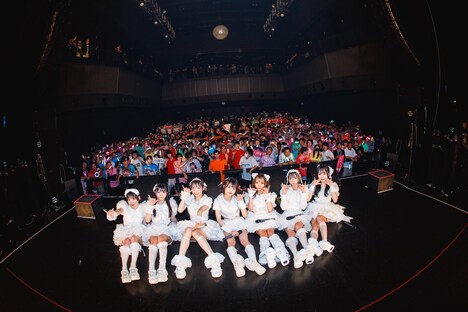 東京・Zepp Shinjuku(TOKYO)のステージで記念撮影するUtaGe!。(撮影:真島洸)