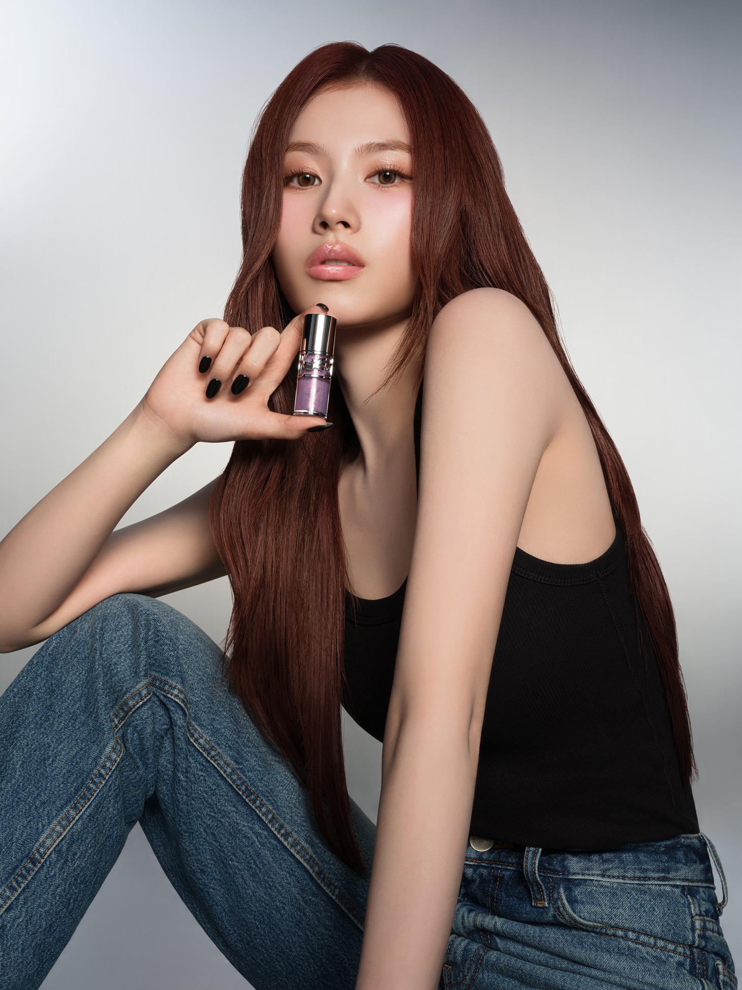 「YSL ラブシャイン グロスプランパー」を持つSANA（TWICE）。©YSL BEAUTY