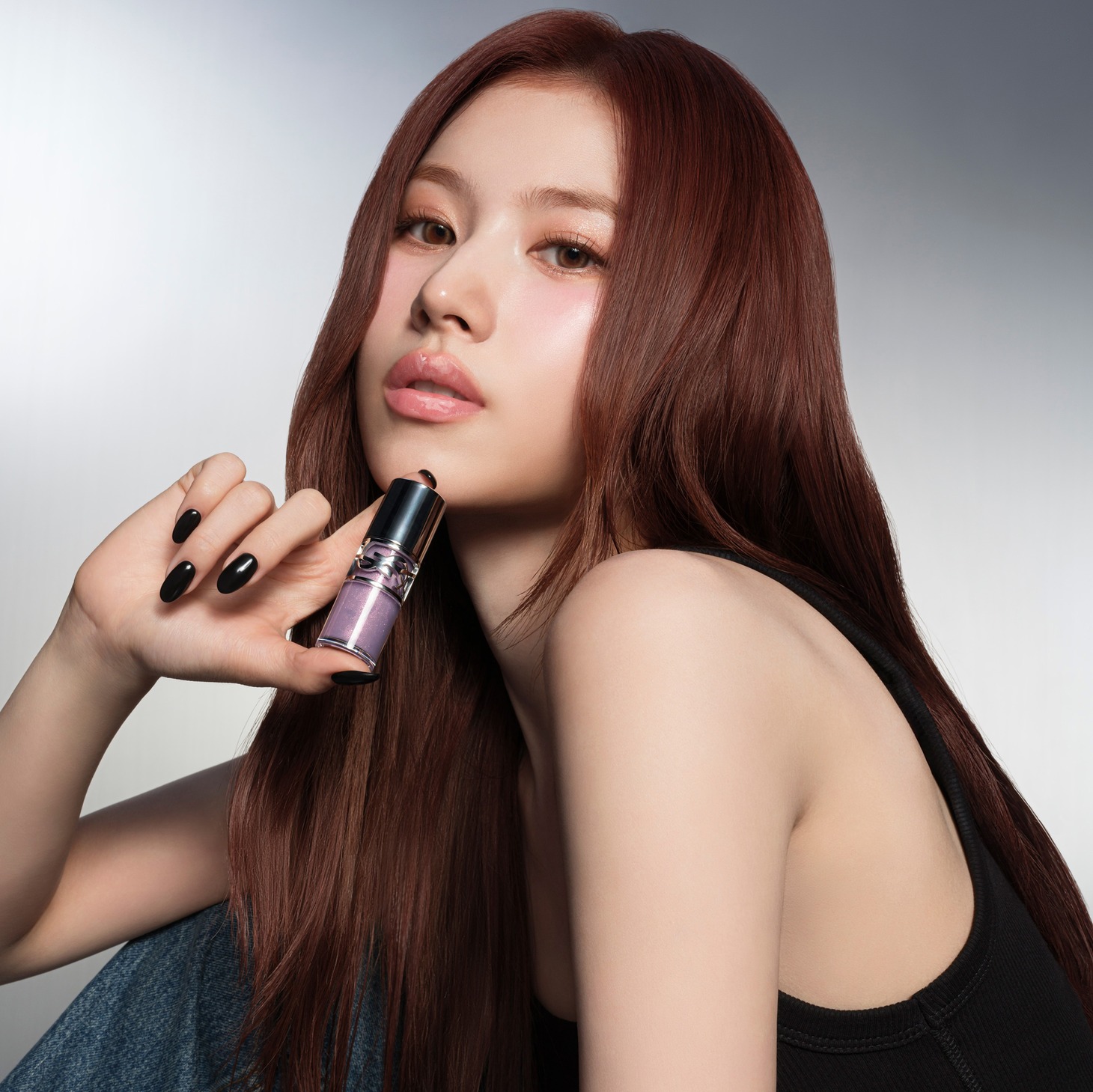 「YSL ラブシャイン グロスプランパー」を手にポーズをキメるSANA（TWICE）。©YSL BEAUTY