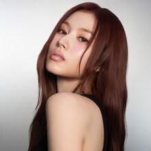 イヴ・サンローラン・ボーテのアイテムでメイクアップしたSANA（TWICE）。©YSL BEAUTY