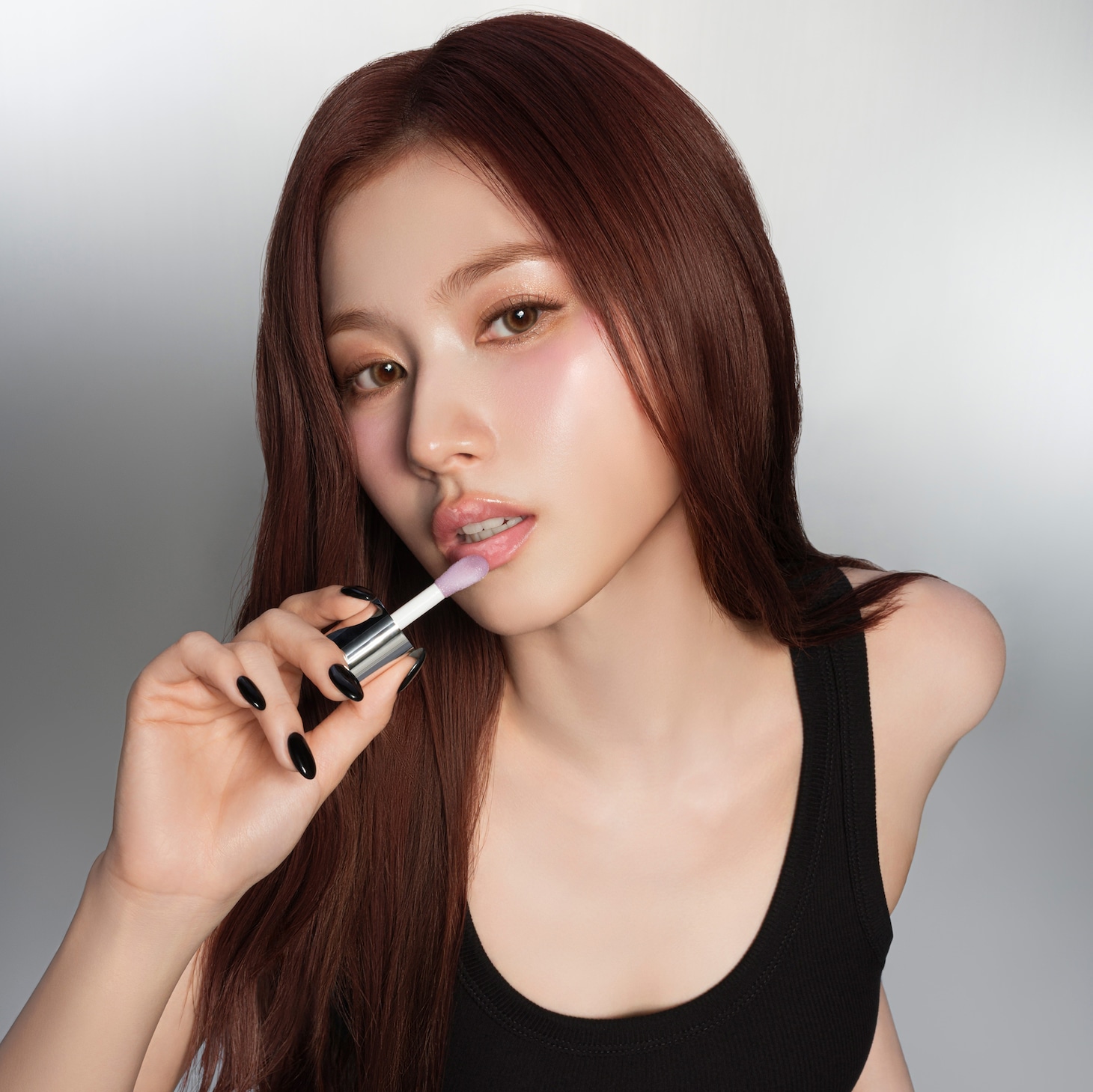 「YSL ラブシャイン グロスプランパー」を塗るSANA（TWICE）。©YSL BEAUTY