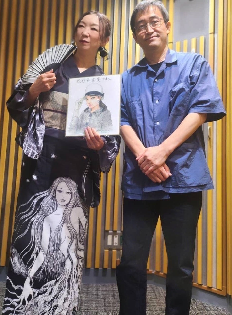 ラジオ番組収録時、「伊藤潤二展 誘惑」で購入した浴衣を着た松任谷由実と、伊藤潤二。