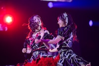 桜木心菜（左）と仲村悠菜（右）。