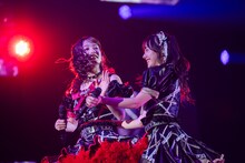 桜木心菜（左）と仲村悠菜（右）。