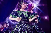 小久保柚乃（左）と安本彩花（右）。