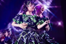 小久保柚乃（左）と安本彩花（右）。