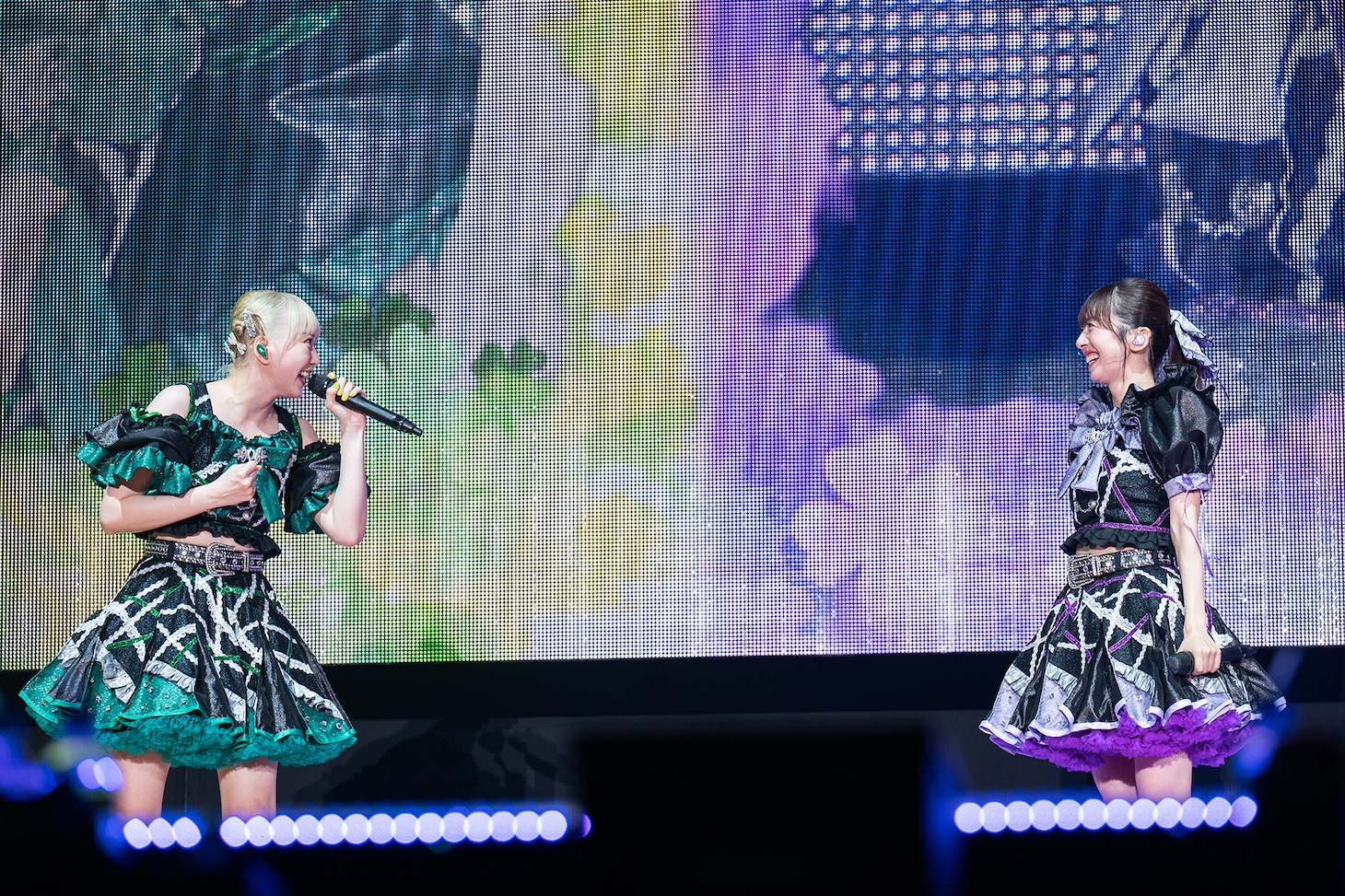 「明日」を歌う安本彩花（左）と真山りか（右）。