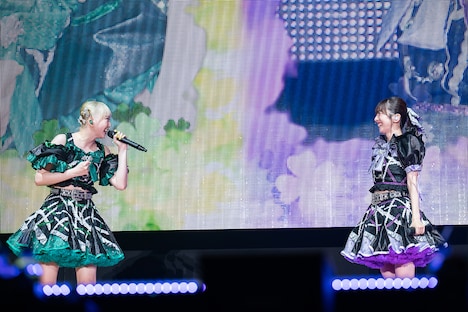 「明日」を歌う安本彩花(左)と真山りか(右)。