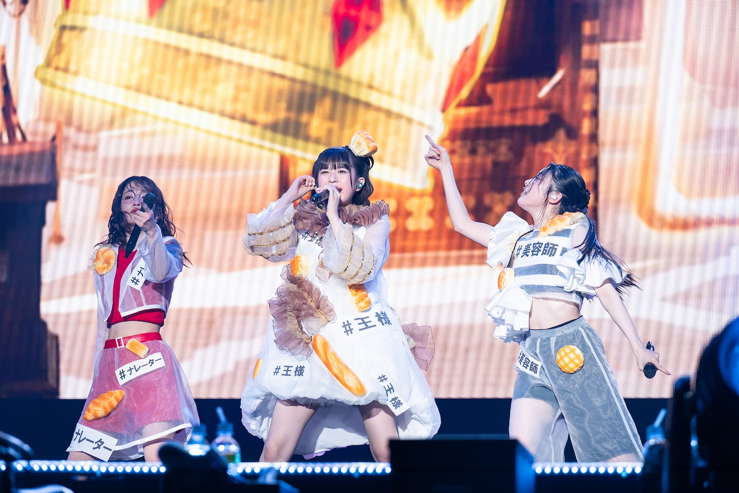 「王様の耳はパンの耳」を歌う桜木心菜、小久保柚乃、風見和香（左から）。
