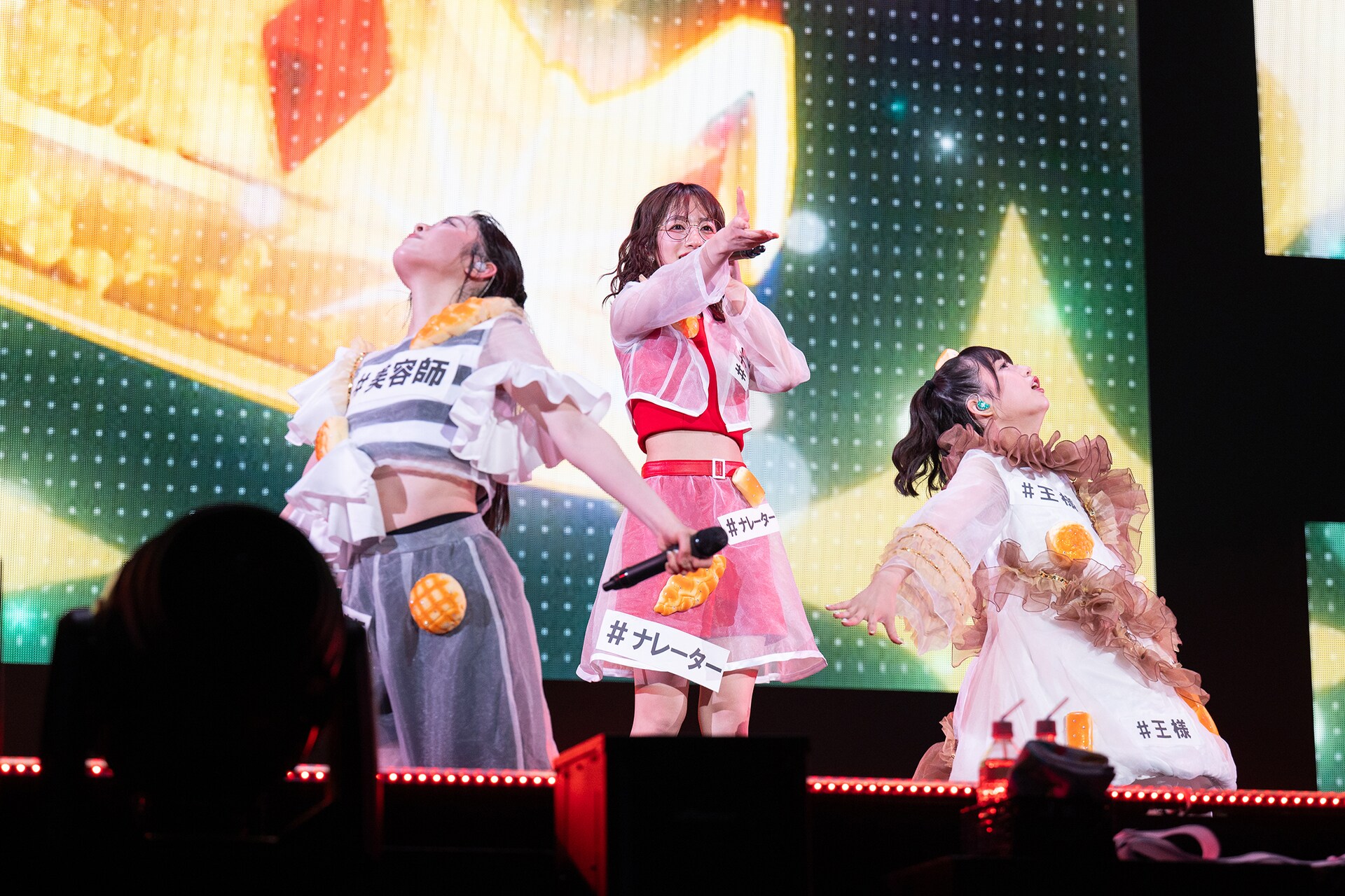 王様の耳はパンの耳」を歌う風見和香、桜木心菜、小久保柚乃（左から