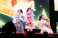 「王様の耳はパンの耳」を歌う風見和香、桜木心菜、小久保柚乃（左から）。