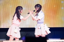 「すたーてぃん」を歌う仲村悠菜（左）と桜井えま（右）。