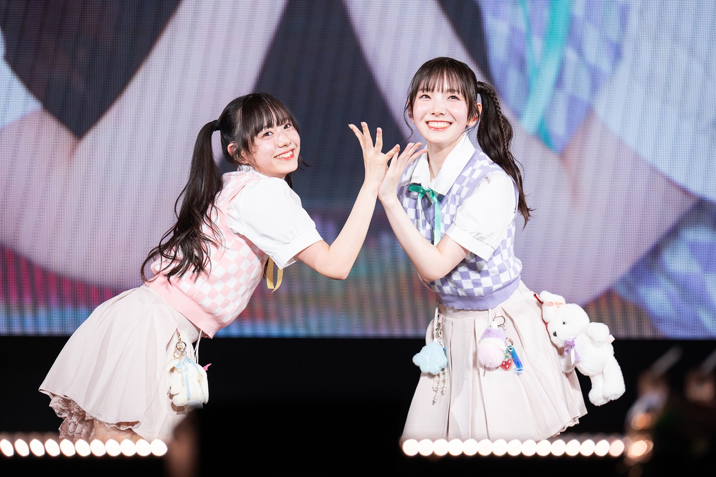 「すたーてぃん」を歌う仲村悠菜（左）と桜井えま（右）。