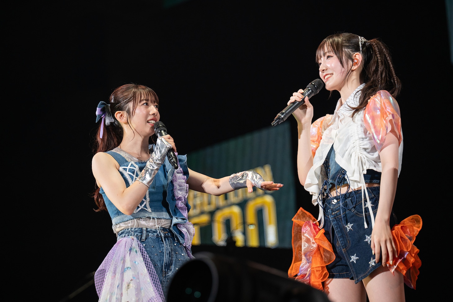 サーフィンがやりたい桜井えま（右）。