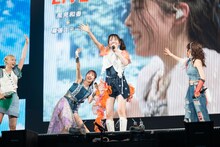 疾走する風見和香にエールを送る桜井えま。