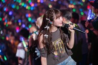 階段を駆け上がる中山莉子。