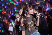 階段を駆け上がる中山莉子。