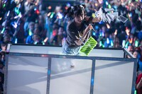 ティッシュをばら撒く小久保柚乃。