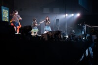 ステージ下手から上手にかけ出すえびちゅう。