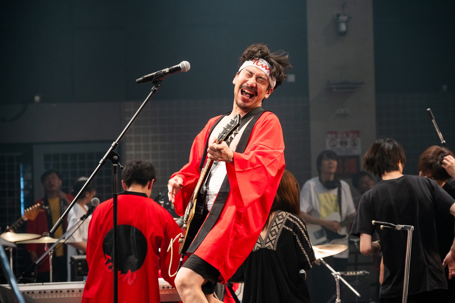 清 竜人TOWNの赤半被を羽織った清竜人。