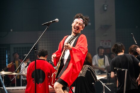 清 竜人TOWNの赤半被を羽織った清竜人。