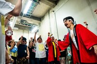 舞台裏で気合いを入れる清 竜人TOWN。