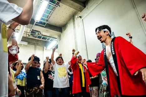 舞台裏で気合いを入れる清 竜人TOWN。