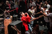 フロアを練り歩く清竜人。