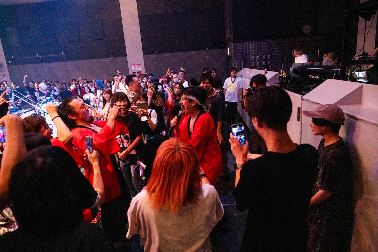 フロアを練り歩く清竜人。